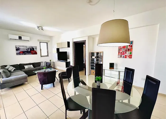 Lara 303 * ラルナカ